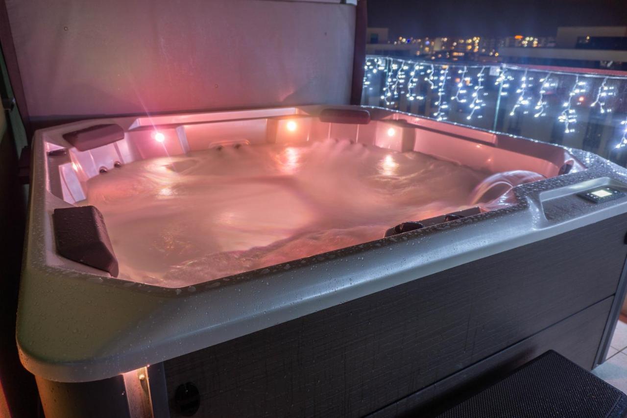 Appartamento White Dream Penthouse With Jacuzzi Braşov Esterno foto